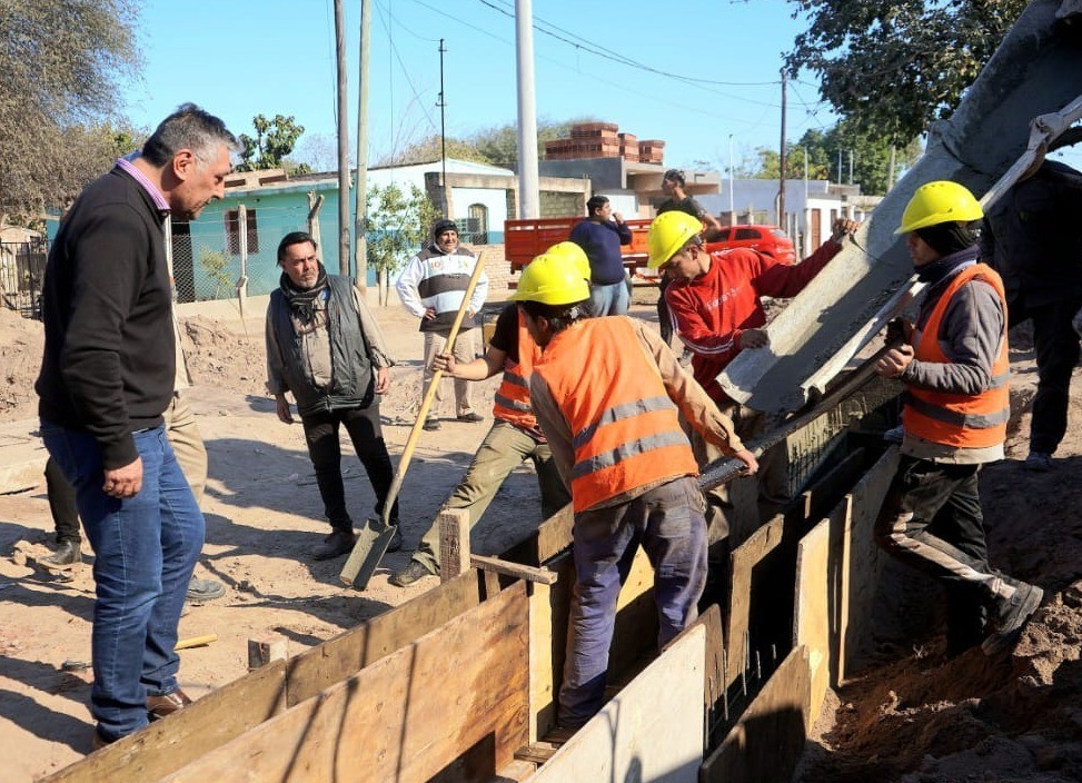 El intendente Roger Nediani visitó la segunda etapa del desagüe de la calle Quintana