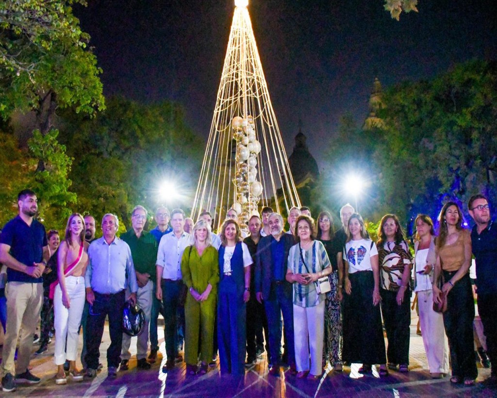 Tradicional encendido de luces y del árbol de navidad ecológico