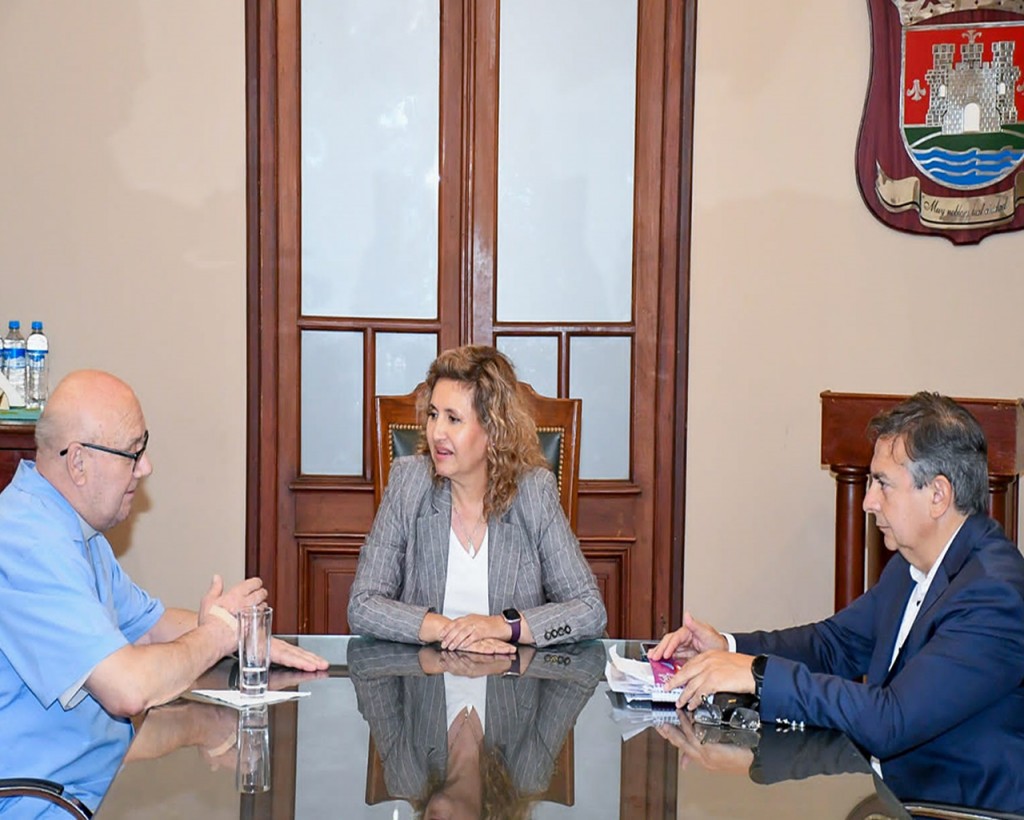 La intendente Fuentes con Fray Amado Montironi