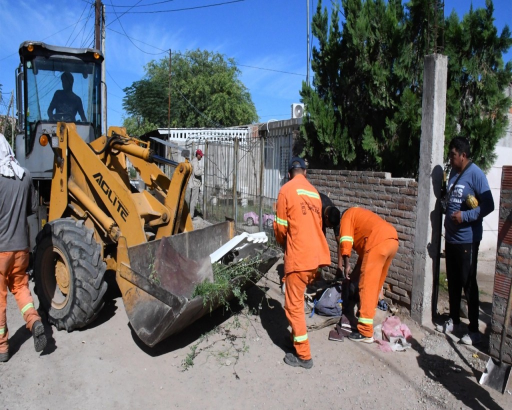 Trabajos preventivos contra el dengue en el barrio Mariano Moreno