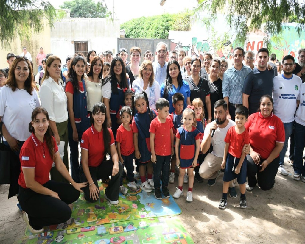 &ldquo;Eco Acci&oacute;n&rdquo; en el barrio 8 de Abril junto a estudiantes y vecinos