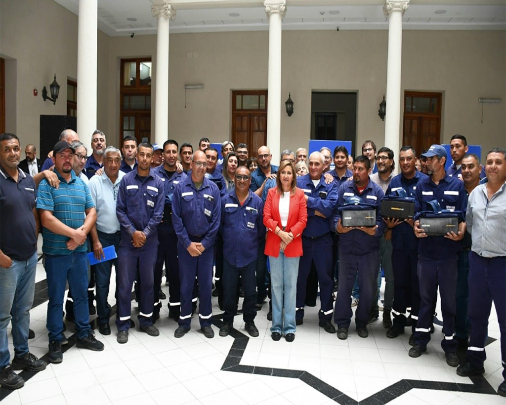 La intendente Fuentes entreg&oacute; uniformes a Obras P&uacute;blicas