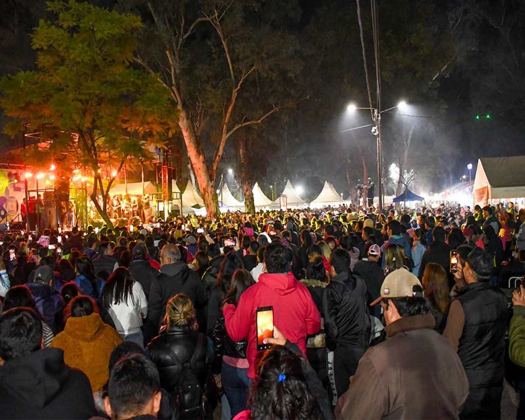 Gran acompañamiento del público a la Feria Artesanal