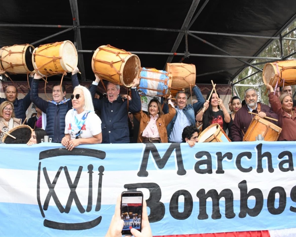 Gran participaci&oacute;n en la 24&deg; Marcha de los Bombos