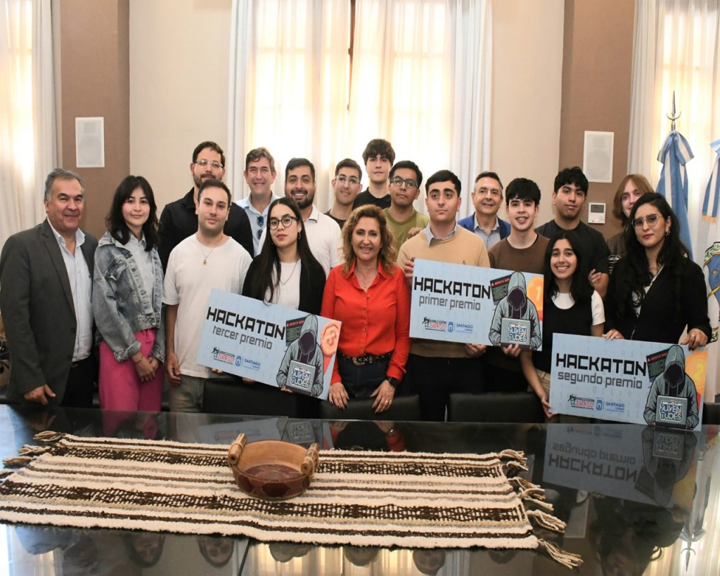 Entrega de premios a los jóvenes ganadores del concurso Hackathon